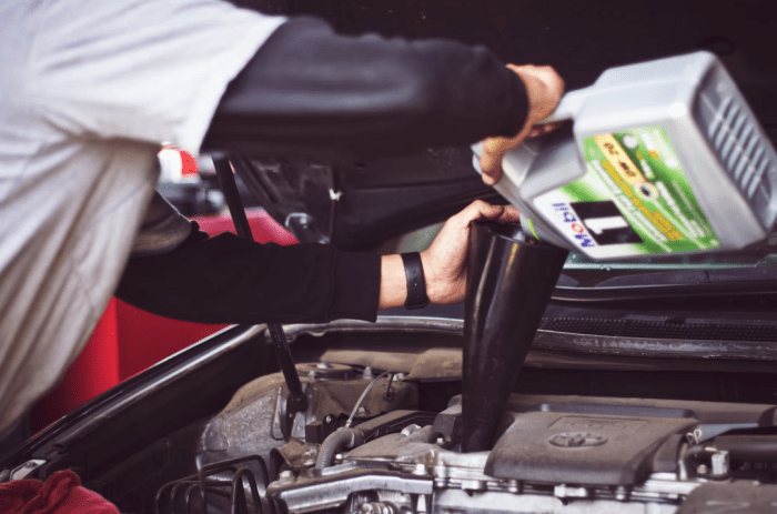 How to check car oil